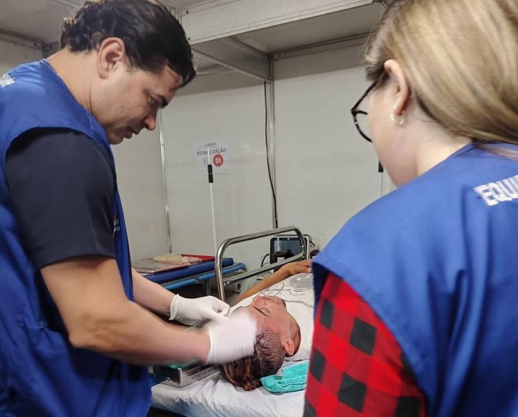medico-examina-paciente-que-teve-ferimento-na-cabeca.jpg