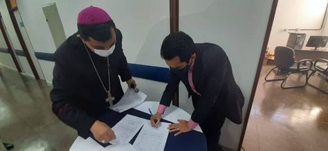o-documento-de-doacao-foi-assinado-durante-a-solenidade.jpeg