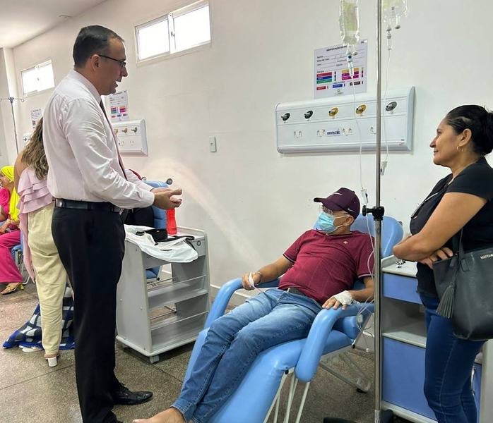 o-presidente-da-oab-patos-fred-igor-conversa-com-um-paciente-sobre-seus-direitos.jpg