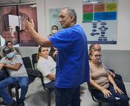 o-psicologo-joao-paulo-em-roda-de-conversa-com-pacientes-e-acompanhantes.jpg
