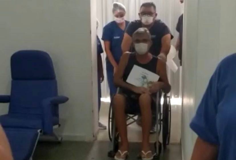 o-sargento-levy-santos-teve-alta-do-setor-covid-do-hospital-de-patos-nesta-quinta-feira.jpeg
