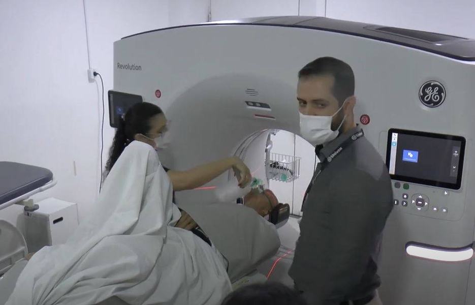 o-tomografo-ja-esta-plenamente-instalado-no-hospital-de-patos.jpg
