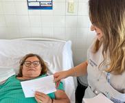 paciente-do-hospital-de-coremas-recebendo-material-educativo-sobre-o-sao-jose-de-piranhas.jpg