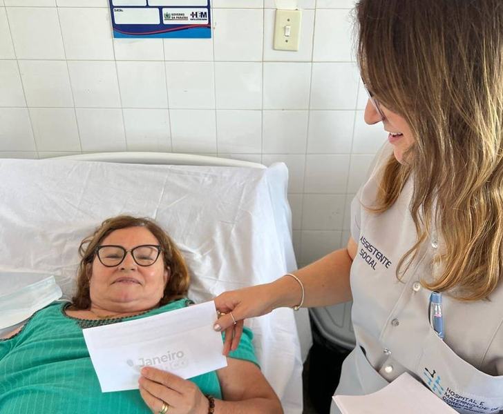 paciente-do-hospital-de-coremas-recebendo-material-educativo-sobre-o-sao-jose-de-piranhas.jpg