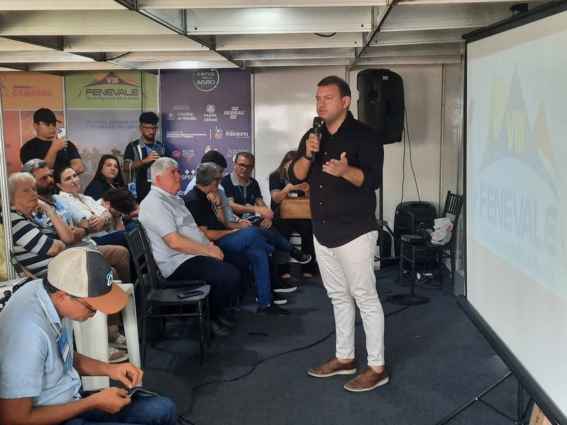prefeito-claudio-neto-itabaiana-na-abertura-da-viii-fenevale.jpg