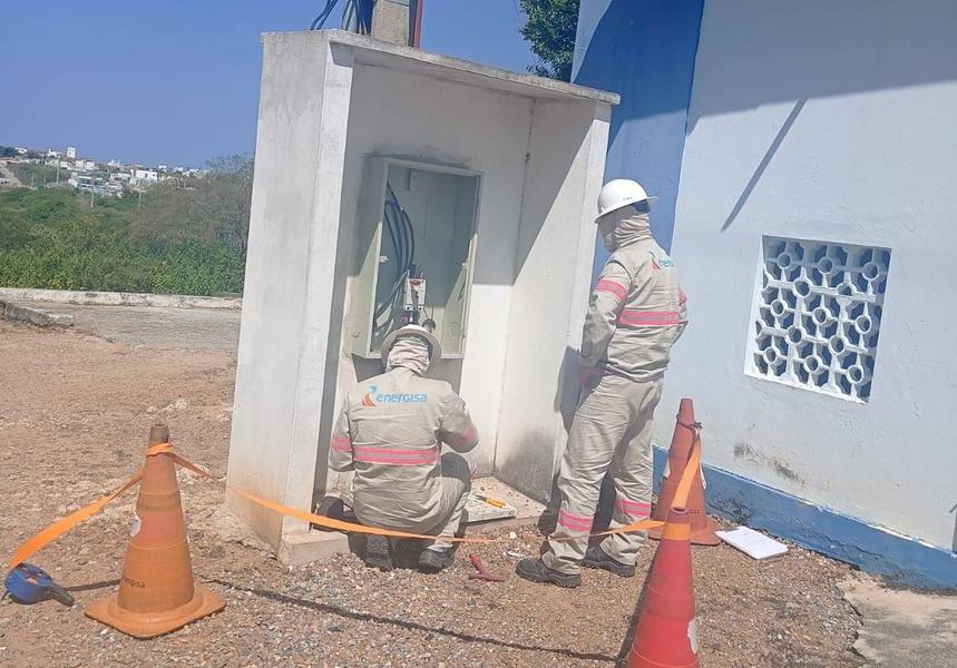 profissionais-da-energisa-fazem-o-redimensionamento-do-transfomador.jpg