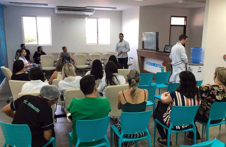 profissonais-do-complexo-e-de-outras-unidades-de-saude-e-instituicoes-de-ensino.jpeg