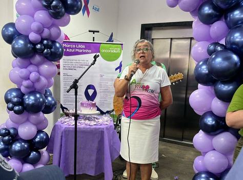 recepcao-do-hospital-foi-decorada-com-bolas-lilas-e-azul.jpg