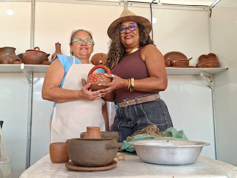 rita-de-cassia-artesa-de-serra-branca-e-marcia-dornelles-assessora-de-gestao-social-da-sedap-pb.jpg