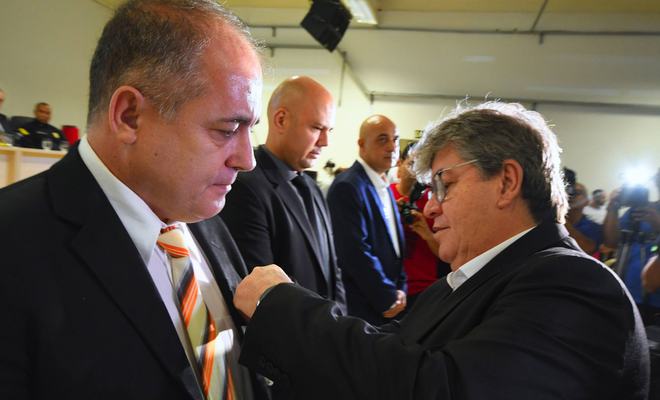 João Azevêdo assina promoções, entrega ônibus e presta homenagens à Polícia Civil