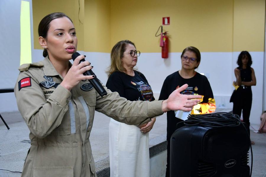 tente-barbara-araujo-do-corpo-de-bombeiros-conduziu-a-palestra-com-instrucoes-sobre-prevencao-e-cuidados-a-serem-tomados-em-casos-de-queimaduras-1.jpg