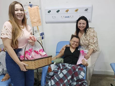 todas-as-pacientes-em-tratamento-receberam-o-lenco-neste-dia-31.jpeg