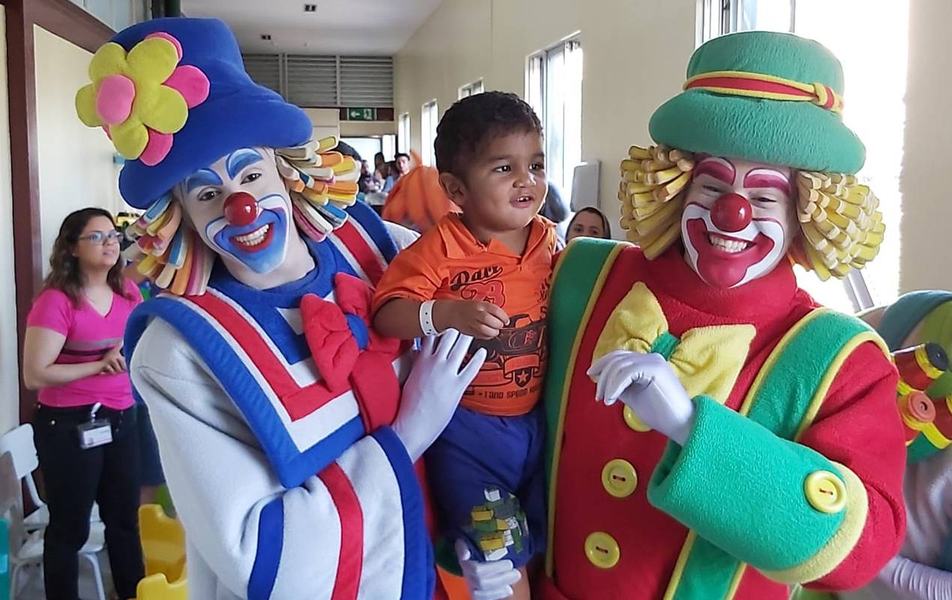 visita-dos-palhacos-patati-e-patata-no-hospital-de-traumade-joao-pessoa-2-b.jpg