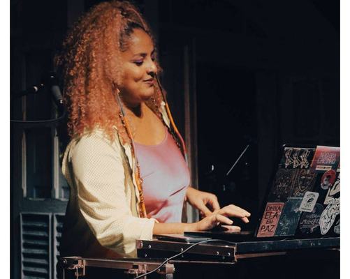 Bailaço tem apresentações artísticas e discotecagem da DJ Acarajow